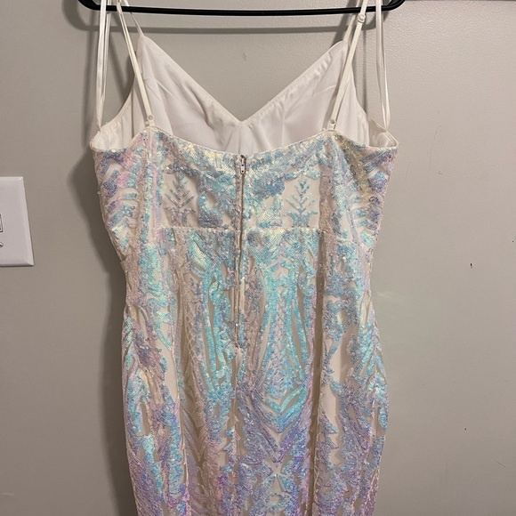 White multi Pattern sequins V-neck mini dress. - Picture 3 of 4